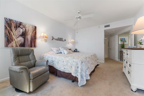 Condo in Hutchinson Island South, Florida, 2 bedrooms  № 1402696 - photo 25