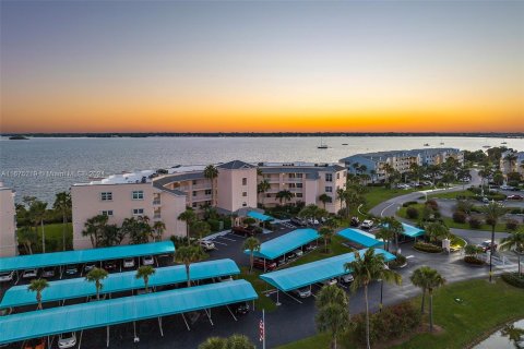 Condo in Hutchinson Island South, Florida, 2 bedrooms  № 1402696 - photo 6