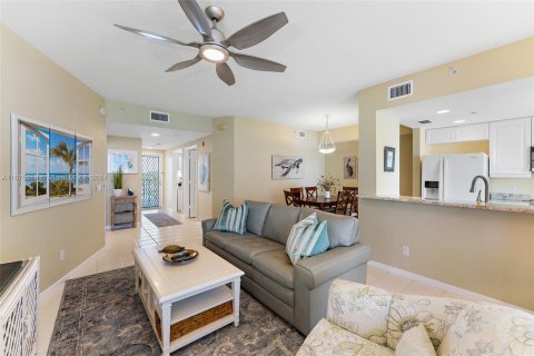 Condo in Hutchinson Island South, Florida, 2 bedrooms  № 1402696 - photo 13