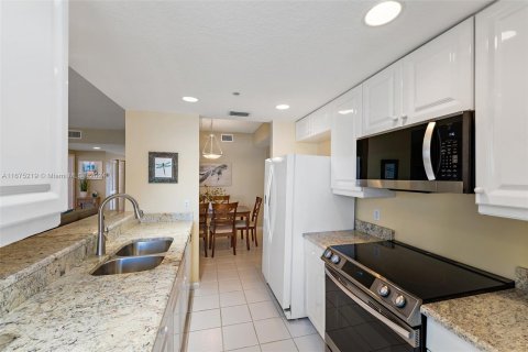 Condo in Hutchinson Island South, Florida, 2 bedrooms  № 1402696 - photo 18