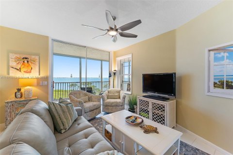 Condo in Hutchinson Island South, Florida, 2 bedrooms  № 1402696 - photo 11