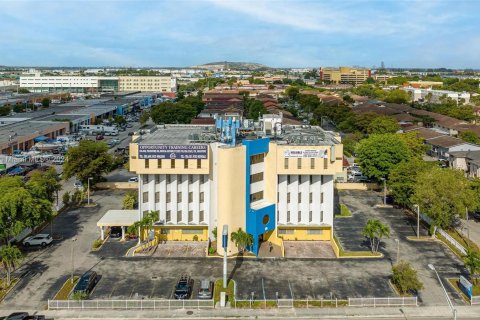 Propiedad comercial en venta en Hialeah, Florida № 1367251 - foto 22