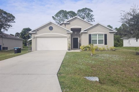 House in Palm Bay, Florida 3 bedrooms, 174.1 sq.m. № 856588 - photo 1