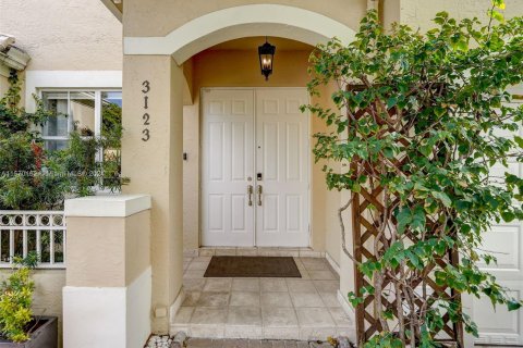 Townhouse in Doral, Florida 3 bedrooms, 169.27 sq.m. № 1120642 - photo 2