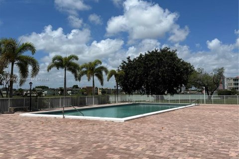 Condo in Miami, Florida, 2 bedrooms  № 1234813 - photo 23