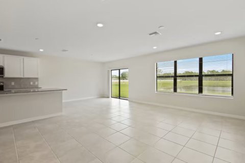 House in ESTATES OF LAKE FLORENCE in Winter Haven, Florida 4 bedrooms, 268 sq.m. № 60554 - photo 2