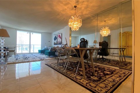 Condominio en venta en Hallandale Beach, Florida, 1 dormitorio, 89.19 m2 № 972598 - foto 19