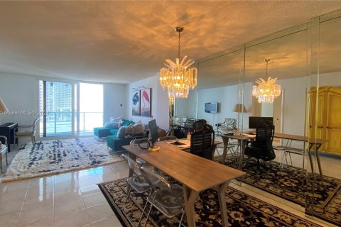 Condominio en venta en Hallandale Beach, Florida, 1 dormitorio, 89.19 m2 № 972598 - foto 21