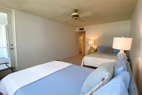 Condo in Hallandale Beach, Florida, 1 bedroom  № 972598 - photo 2