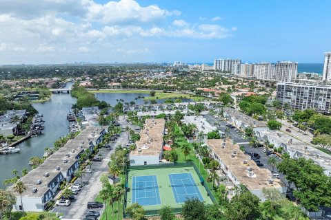 Townhouse in Hallandale Beach, Florida 3 bedrooms, 189.15 sq.m. № 1177259 - photo 5
