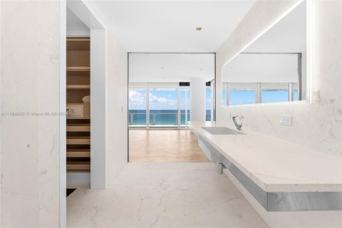 Copropriété à vendre à Surfside, Floride: 1 chambre, 188.68 m2 № 1159258 - photo 10