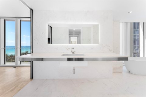 Copropriété à vendre à Surfside, Floride: 1 chambre, 188.68 m2 № 1159258 - photo 11