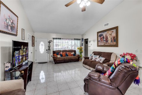 Villa ou maison à vendre à Miami Gardens, Floride: 4 chambres, 183.48 m2 № 1269969 - photo 17