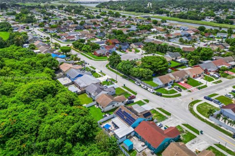 House in Miami Gardens, Florida 4 bedrooms, 183.48 sq.m. № 1269969 - photo 4