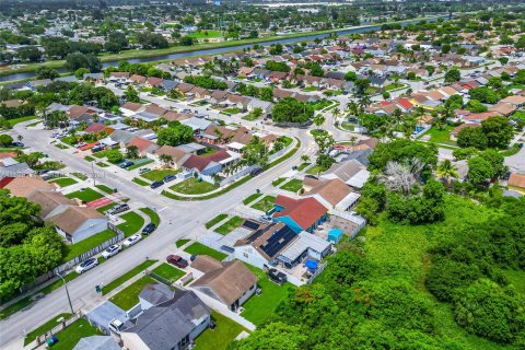 Villa ou maison à vendre à Miami Gardens, Floride: 4 chambres, 183.48 m2 № 1269969 - photo 3