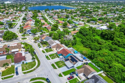 Villa ou maison à vendre à Miami Gardens, Floride: 4 chambres, 183.48 m2 № 1269969 - photo 2