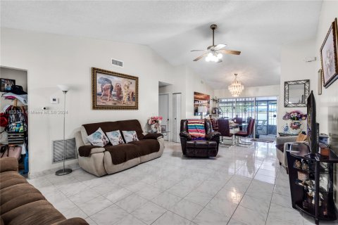 Villa ou maison à vendre à Miami Gardens, Floride: 4 chambres, 183.48 m2 № 1269969 - photo 15