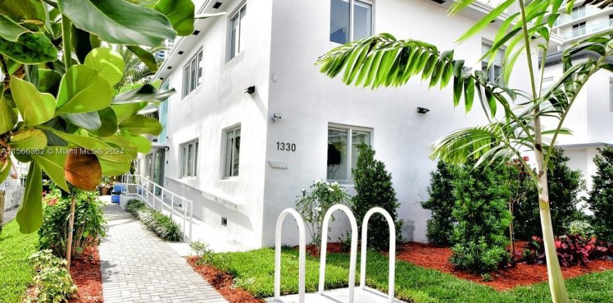 Коммерческая недвижимость в Майами-Бич, Флорида 403.85м2 № 1102894
