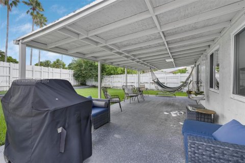 Casa en alquiler en Miami, Florida, 3 dormitorios, 161.28 m2 № 1394991 - foto 24