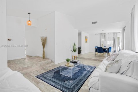 Casa en alquiler en Miami, Florida, 3 dormitorios, 161.28 m2 № 1394991 - foto 6