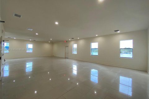 Propiedad comercial en venta en Hollywood, Florida № 995716 - foto 3