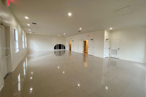 Propiedad comercial en venta en Hollywood, Florida № 995716 - foto 11