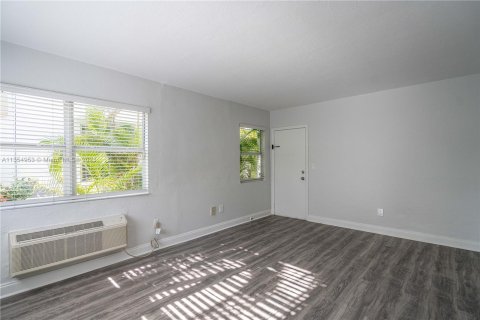Commercial property in Miami Beach, Florida № 361607 - photo 26