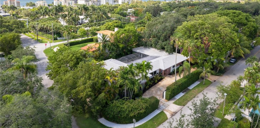 Casa en Miami, Florida 4 dormitorios, 283.54 m2 № 1281645