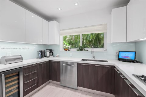 Casa en venta en Miami, Florida, 4 dormitorios, 283.54 m2 № 1281645 - foto 14