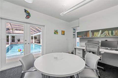 House in Miami, Florida 4 bedrooms, 283.54 sq.m. № 1281645 - photo 20