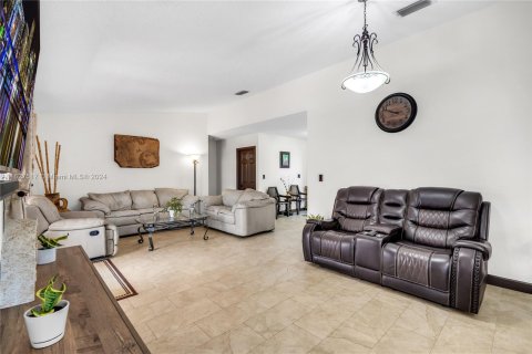 House in Miami, Florida 4 bedrooms, 138.7 sq.m. № 1281683 - photo 26