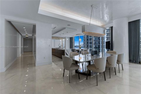 Condominio en venta en Sunny Isles Beach, Florida, 4 dormitorios, 407.38 m2 № 1281685 - foto 9