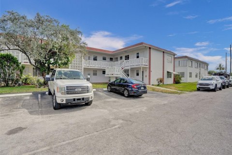 Condo in Lauderhill, Florida, 2 bedrooms  № 1231778 - photo 2