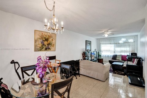 Condo in Lauderhill, Florida, 2 bedrooms  № 1231778 - photo 9