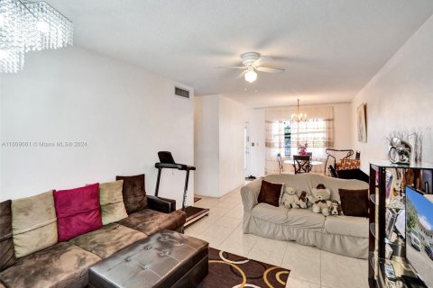 Condo in Lauderhill, Florida, 2 bedrooms  № 1231778 - photo 7