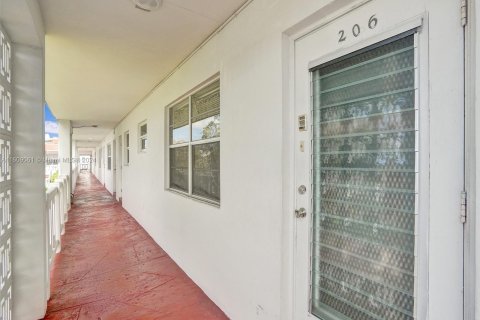 Condo in Lauderhill, Florida, 2 bedrooms  № 1231778 - photo 4