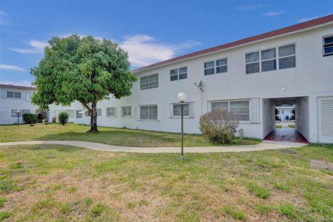 Condo in Lauderhill, Florida, 2 bedrooms  № 1231778 - photo 26