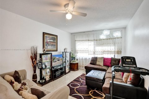 Condo in Lauderhill, Florida, 2 bedrooms  № 1231778 - photo 6