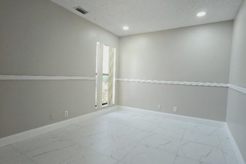 Townhouse in Palm Springs, Florida 2 bedrooms, 88.35 sq.m. № 1100230 - photo 3