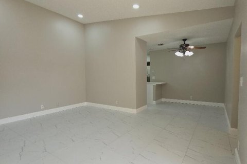 Townhouse in Palm Springs, Florida 2 bedrooms, 88.35 sq.m. № 1100230 - photo 4