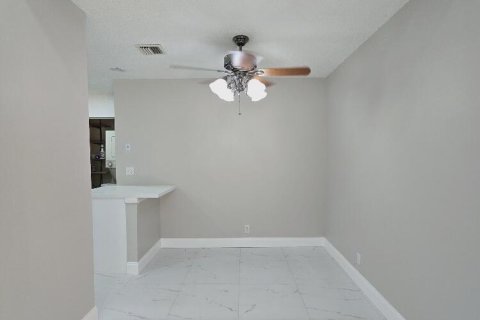 Townhouse in Palm Springs, Florida 2 bedrooms, 88.35 sq.m. № 1100230 - photo 8