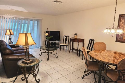 Купить виллу или дом в Уэст-Палм-Бич, Флорида 1 спальня, 56.76м2, № 907533 - фото 14
