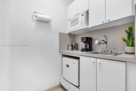 Condominio en venta en Hialeah, Florida, 4 dormitorios, 225.75 m2 № 1272651 - foto 18