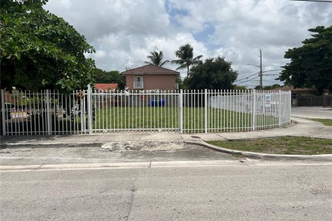 Купить коммерческую недвижимость в Майами, Флорида № 56911 - фото 1