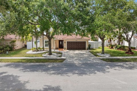 Villa ou maison à vendre à Pembroke Pines, Floride: 3 chambres, 153.1 m2 № 1175414 - photo 2