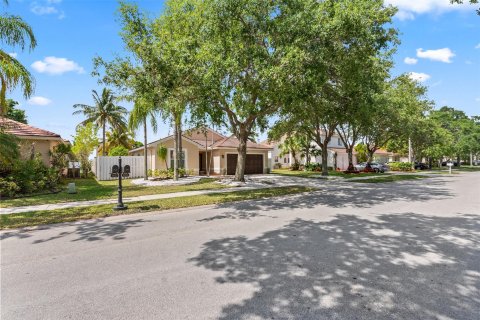 Villa ou maison à vendre à Pembroke Pines, Floride: 3 chambres, 153.1 m2 № 1175414 - photo 1