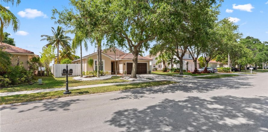 Villa ou maison à Pembroke Pines, Floride 3 chambres, 153.1 m2 № 1175414