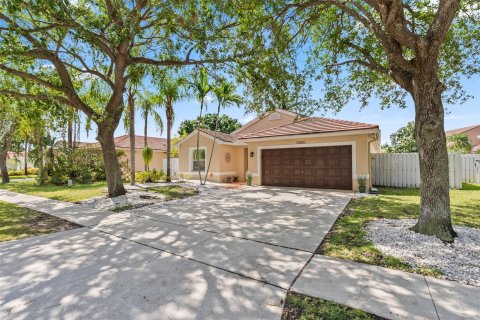 Villa ou maison à vendre à Pembroke Pines, Floride: 3 chambres, 153.1 m2 № 1175414 - photo 4