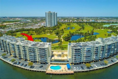Condominio en venta en Hallandale Beach, Florida, 1 dormitorio, 78.97 m2 № 1234233 - foto 1