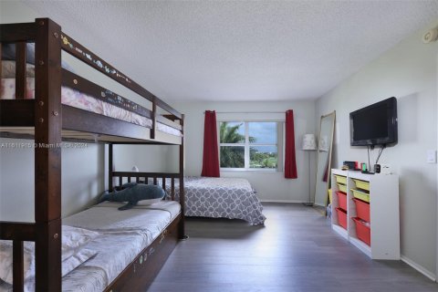 Condo in Hallandale Beach, Florida, 1 bedroom  № 1234233 - photo 14